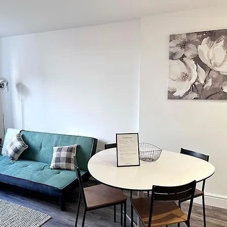 Queens House City Centre Apartment *
